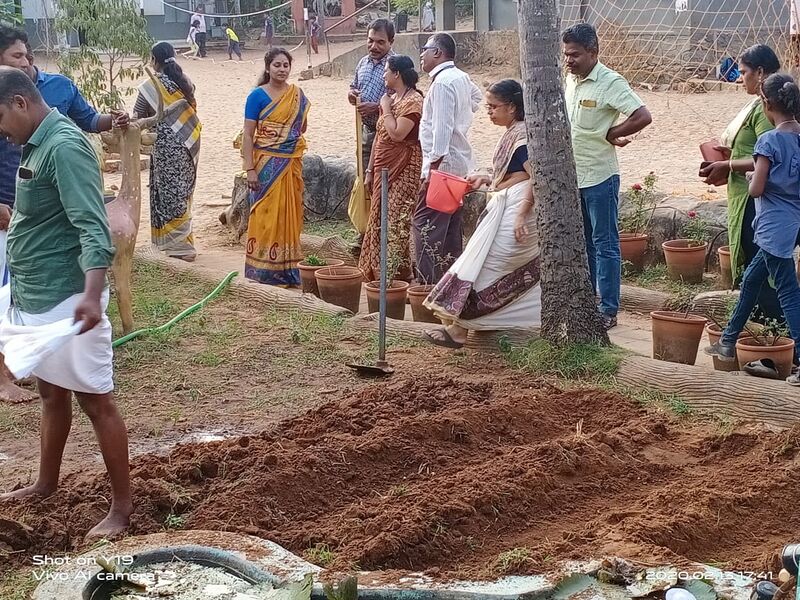 പ്രമാണം:ചോളകൃഷിക്ക് തടമെട‍ുക്കൽ.jpg
