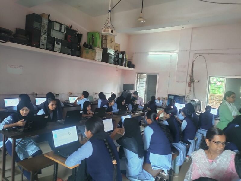 പ്രമാണം:11050 hightech lab.jpeg