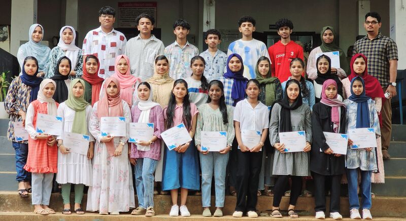 പ്രമാണം:18098 lk first batch.jpg