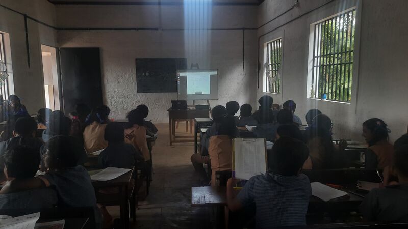 പ്രമാണം:20259-hitech-class room-presentation.jpg