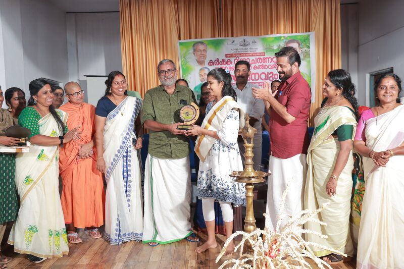 പ്രമാണം:22076 kuttikarshaka.jpeg