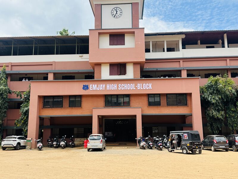 പ്രമാണം:16008 school poto 2026.jpg