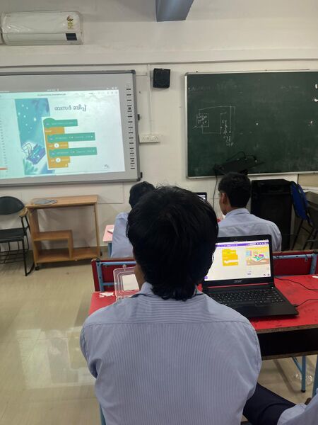 പ്രമാണം:25084 Robotics training 1.jpg.jpg