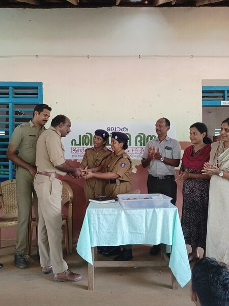 പ്രമാണം:32025 seedball.jpg