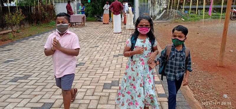 പ്രമാണം:ഞാനും എന്റെ കൈ സാനിറ്റൈസ് ചെയ്തല്ലോ.jpg