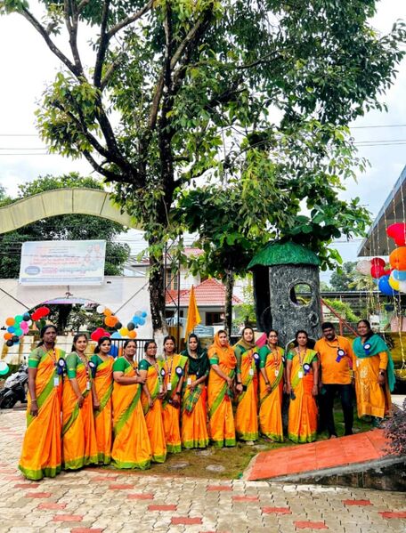 പ്രമാണം:42406 TEACHERS.jpg
