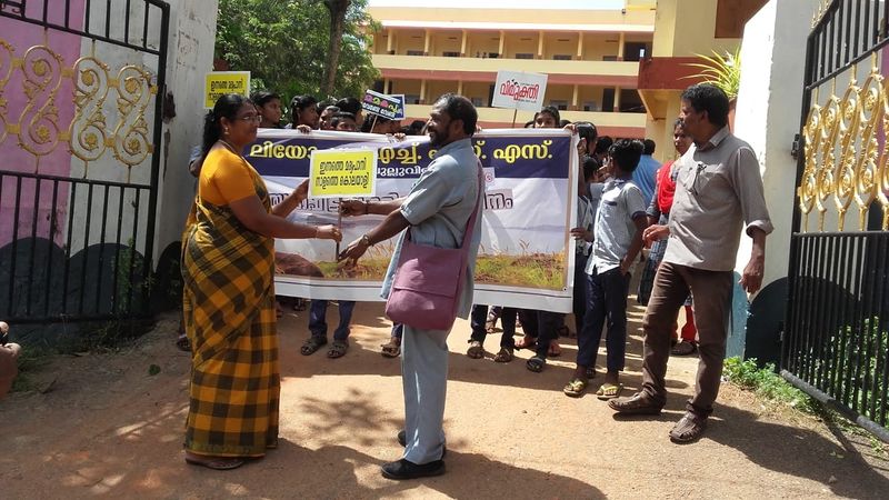 പ്രമാണം:44011-lehari 2.jpg