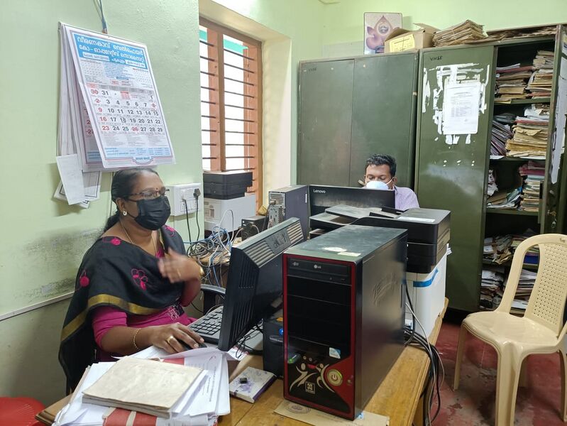 പ്രമാണം:44055 clerks.jpeg