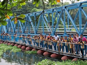 44215 schol tour.jpg