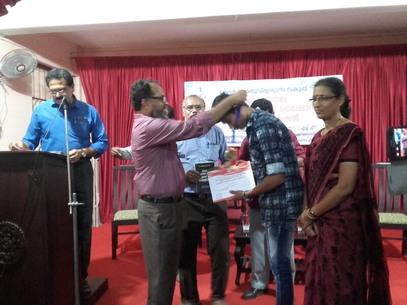 പ്രമാണം:Congratulating Vinayak by Judges.jpg