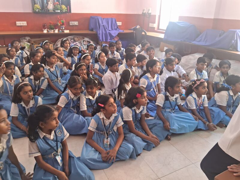 പ്രമാണം:Little kites training 102.jpg