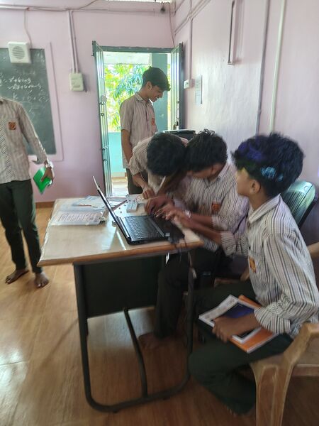പ്രമാണം:Robotics Class 12039 LK.jpg