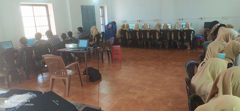 പ്രമാണം:13055 kites2.jpeg