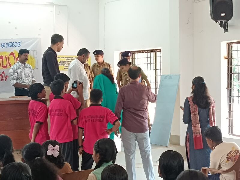 പ്രമാണം:14022 pravesanolsavam documenting.jpg