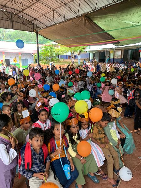 പ്രമാണം:19808-praveshanolsavam (2).jpeg