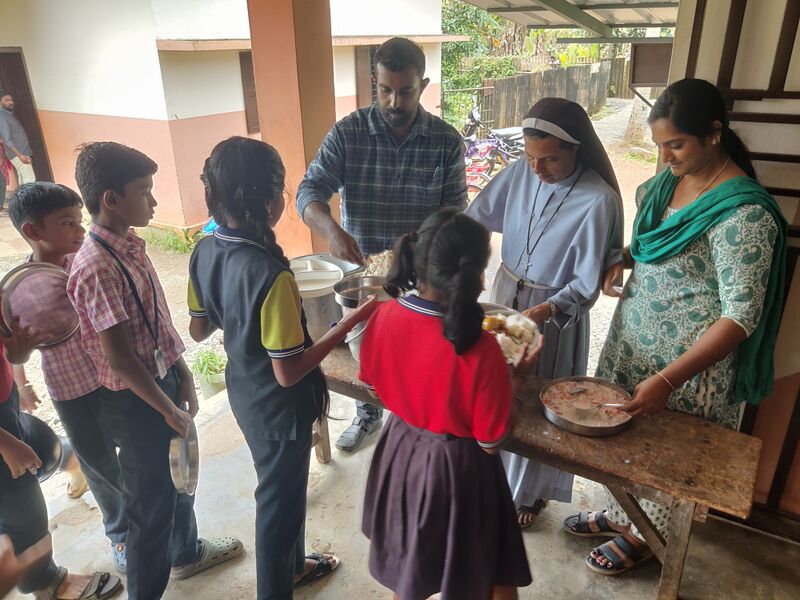 പ്രമാണം:46038 noonmealvbi.jpj.jpg