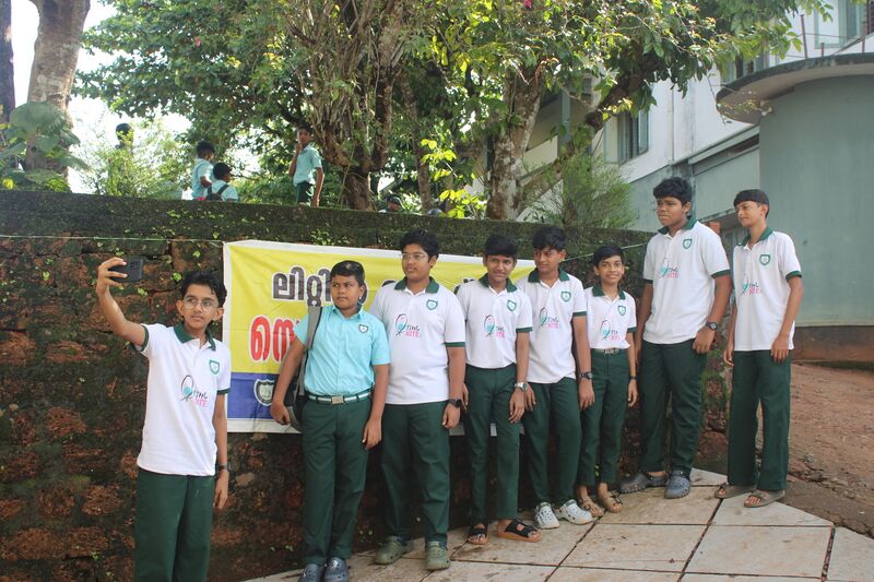 പ്രമാണം:47068 selfi22025.jpg