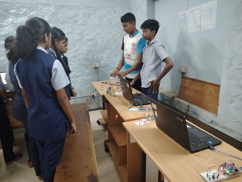 പ്രമാണം:LK MIKAVULSAVAM1.jpg