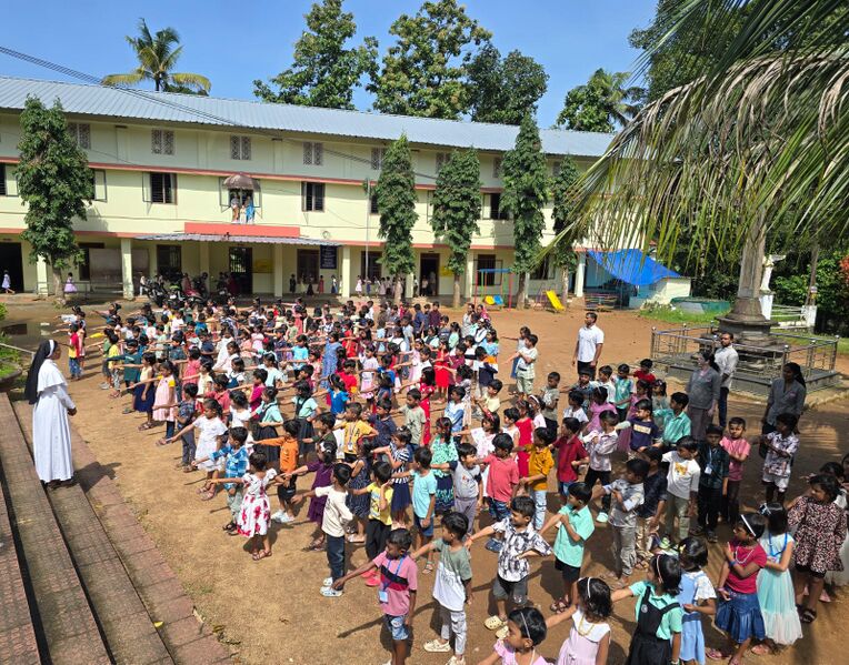 പ്രമാണം:29344 School Ppic.jpeg