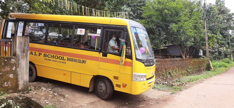 പ്രമാണം:48402-bus.jpg