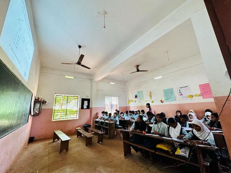 പ്രമാണം:13373 hitechclassroom.jpg