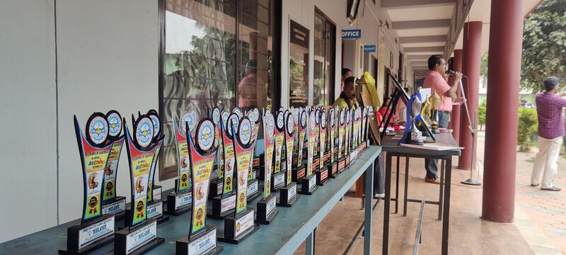 പ്രമാണം:15051 trophies9.jpg