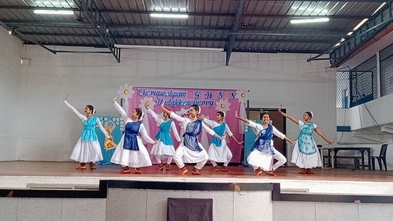 പ്രമാണം:21001 group dance3.jpg