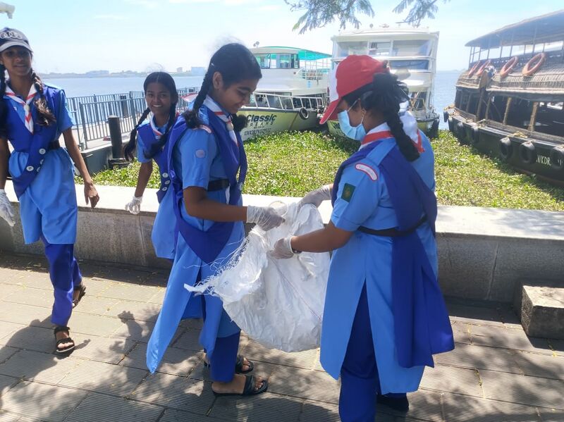 പ്രമാണം:26038guides cleaning.jpeg