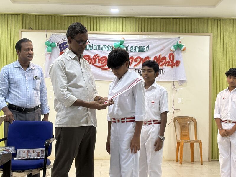 പ്രമാണം:16042 jrc scarf aniyikkal 2.jpeg