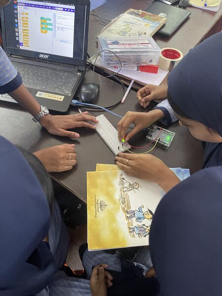 പ്രമാണം:19083 robotic classes 3.jpg