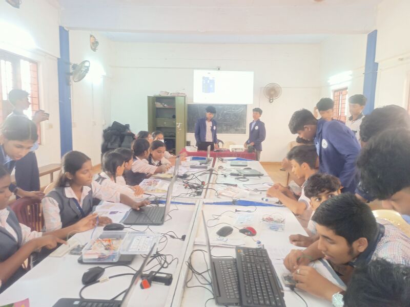 പ്രമാണം:36026 2025clas10roboticcs class4.jpg