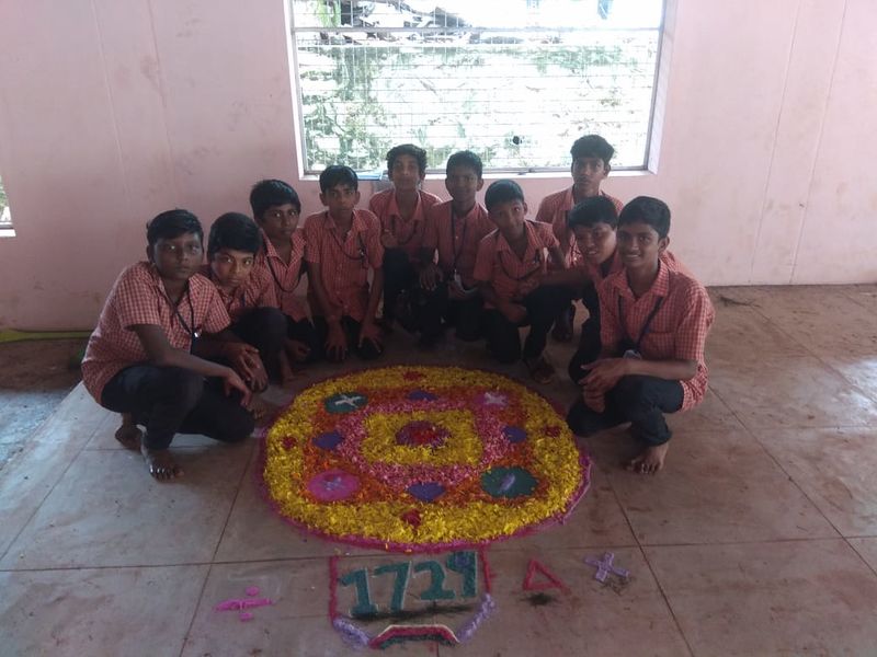 പ്രമാണം:ഗണിത പൂക്കളം 1.jpeg