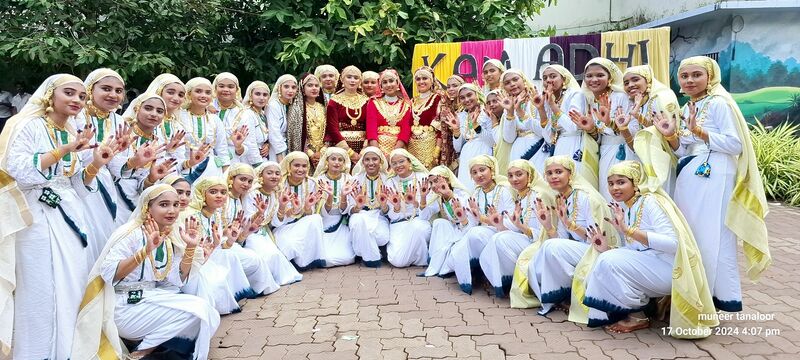 പ്രമാണം:19009-SCHOOL KALOLSAVAM- OPPANA TEAMS..jpg