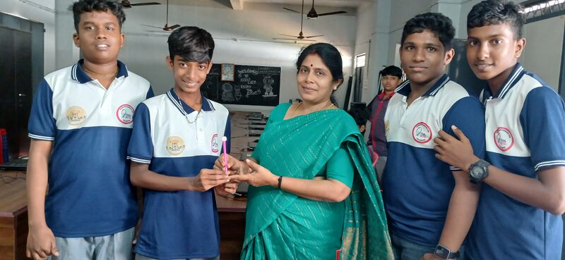 പ്രമാണം:21060 lk khs paper pen1.jpg