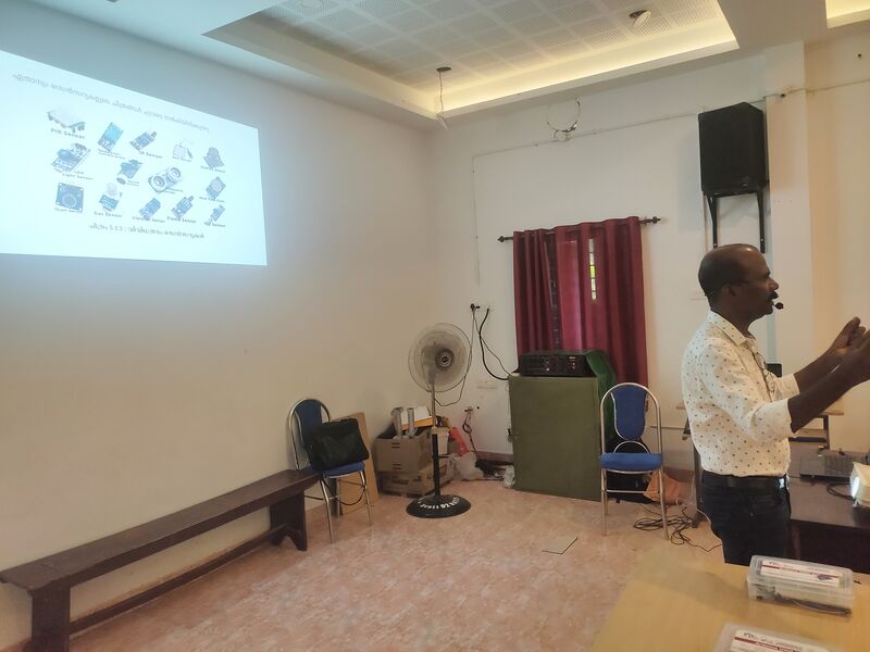 പ്രമാണം:34013robotic kit class25b.jpg