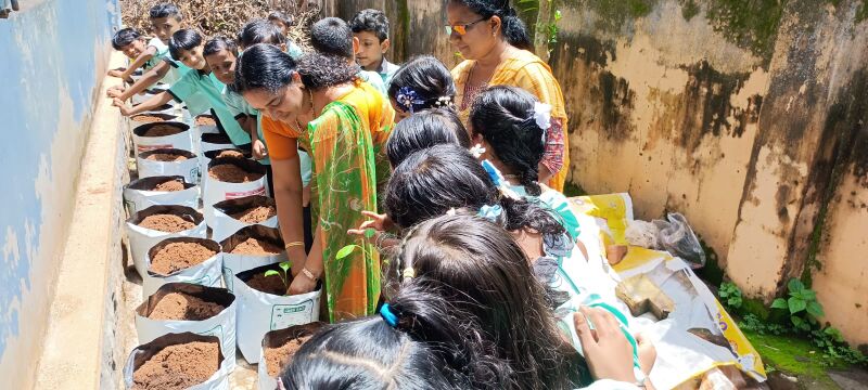 പ്രമാണം:42423 harithaclub.jpg