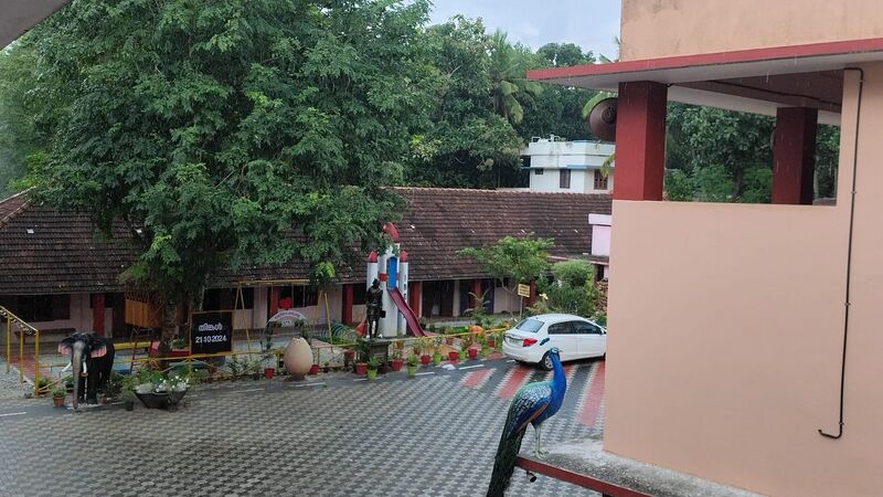 പ്രമാണം:43408 GLPSVARNAKKOOODARAM.jpg