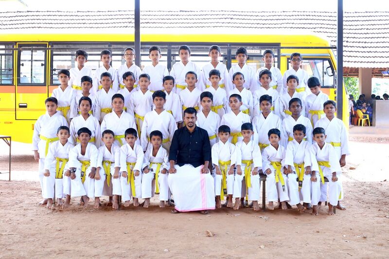 പ്രമാണം:Karate coching.jpg