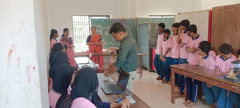 പ്രമാണം:LK12050 മികവുത്സവം 2.jpeg