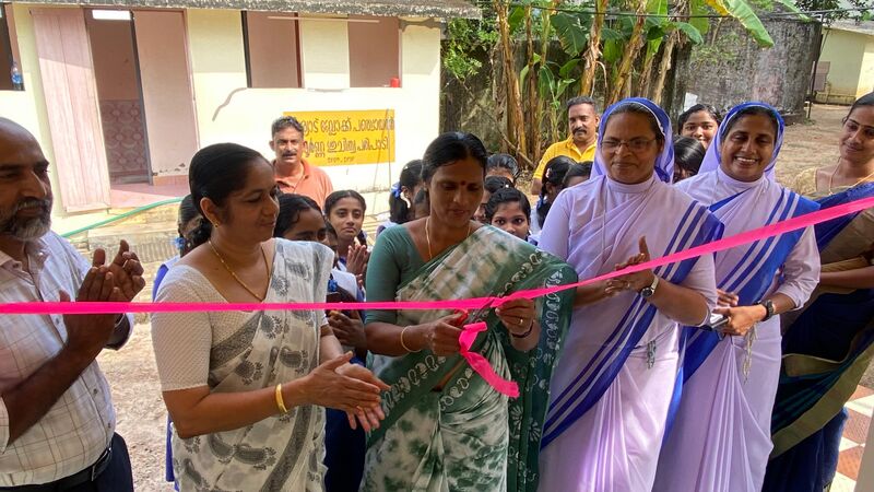 പ്രമാണം:Toilet block 35052 25 (5).jpg