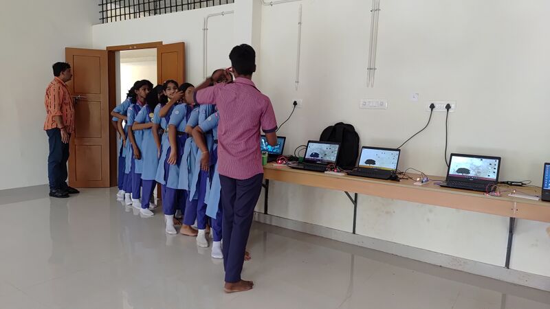 പ്രമാണം:42085 robot 3.jpg