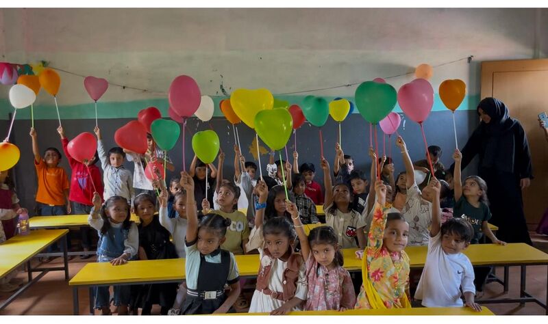 പ്രമാണം:12323 students with balloons.jpg