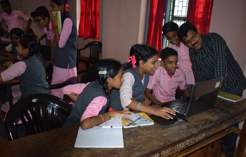 പ്രമാണം:13121 little kites mobile 7.jpg