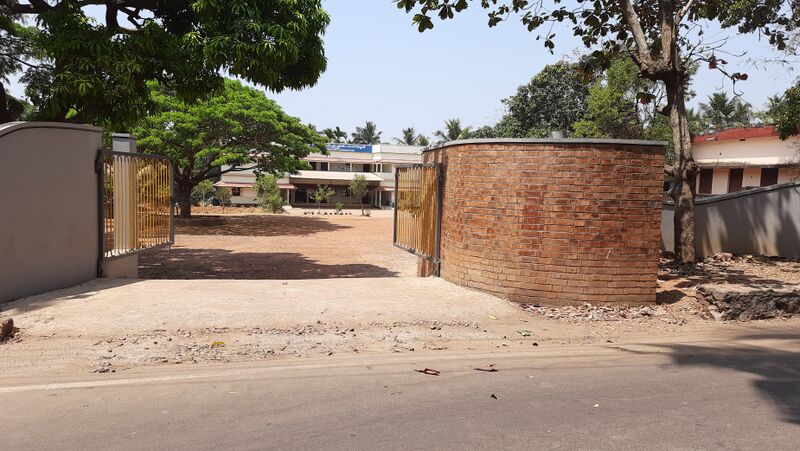 പ്രമാണം:17530-School gate .jpg