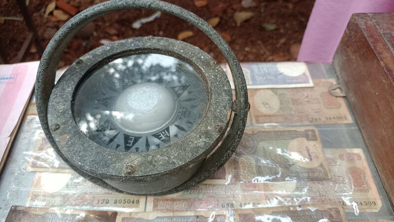 പ്രമാണം:39001 compass.jpg