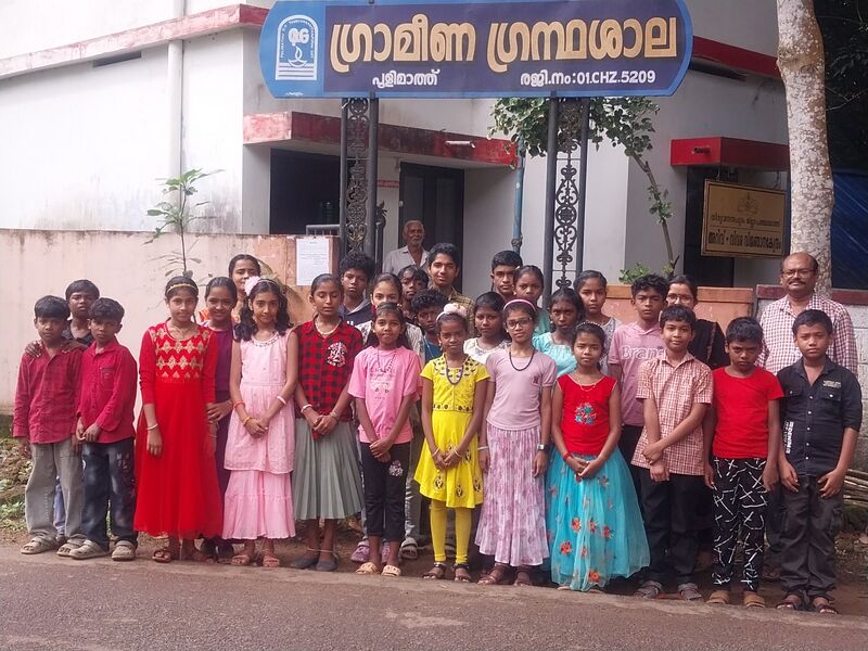 പ്രമാണം:42456 Grandhasala visit.jpg