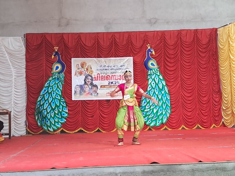 പ്രമാണം:43040-kalotsavam25-7.jpg