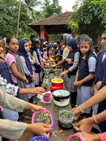 പ്രമാണം:47470 ilakkarikal.jpeg