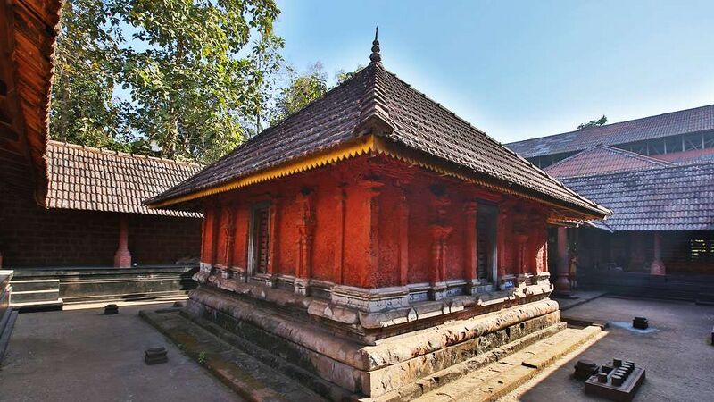 പ്രമാണം:Sree-makreri-temple-18032020135936.jpg