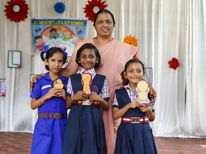 പ്രമാണം:26342 chil1.resized.jpg